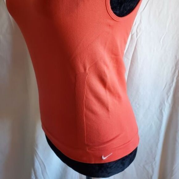 NIKE Seamless Stretch Dri Fit Coral Tank Top SZ Medium - Picture 4 of 9